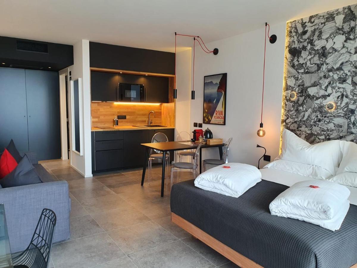 Visioni Lake View Boutique Rooms & Breakfast - Adults Friendly ริวาเดลการ์ดา ภายนอก รูปภาพ